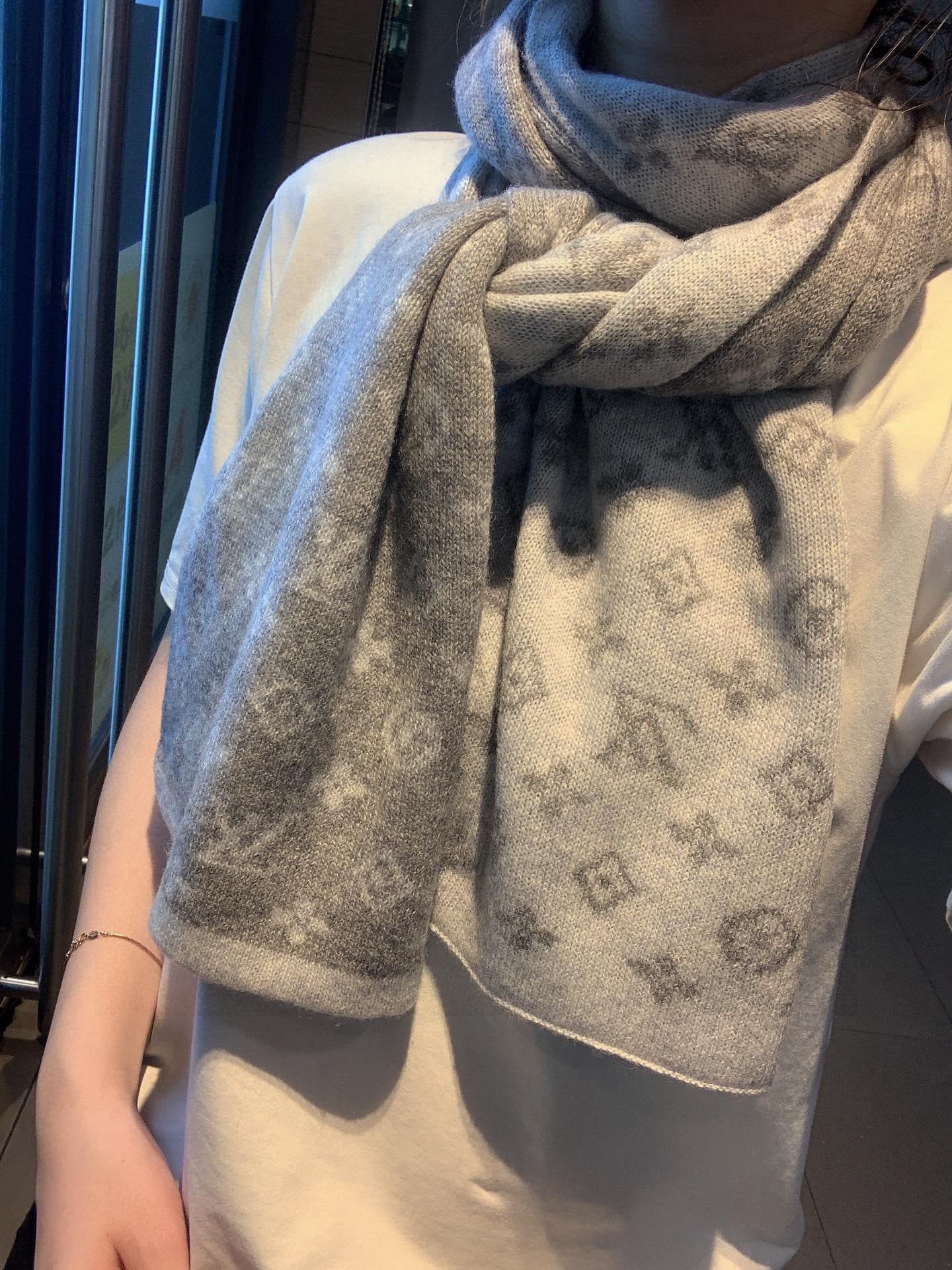 scarf/model: T74