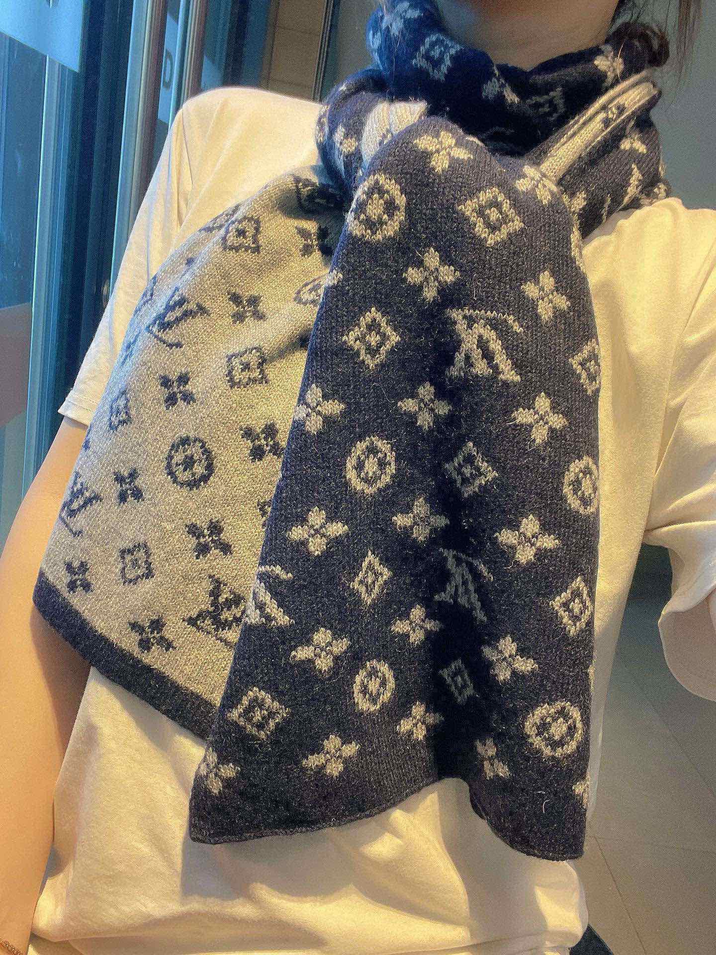 scarf/model: T74