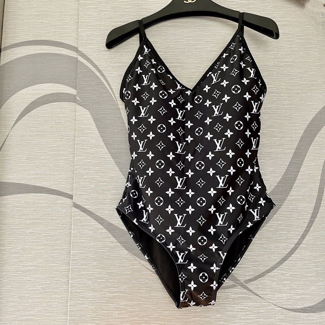 Swimsuit/Model: Y105