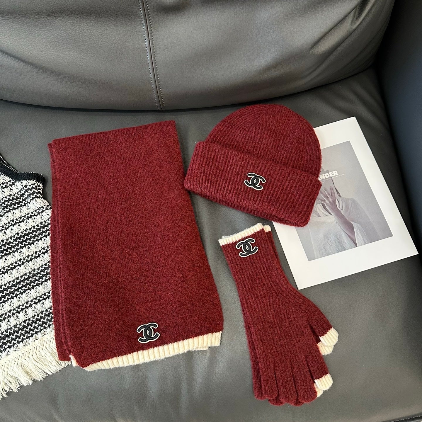 Three-piece set/model: T61