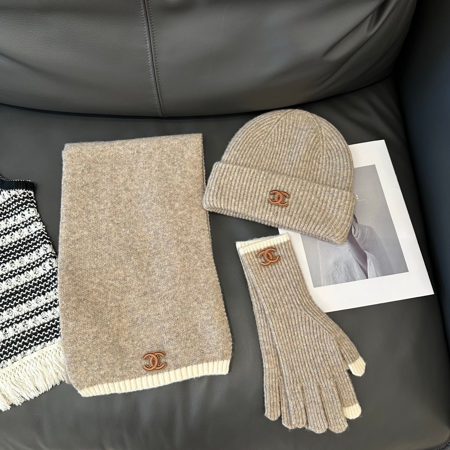 Three-piece set/model: T61