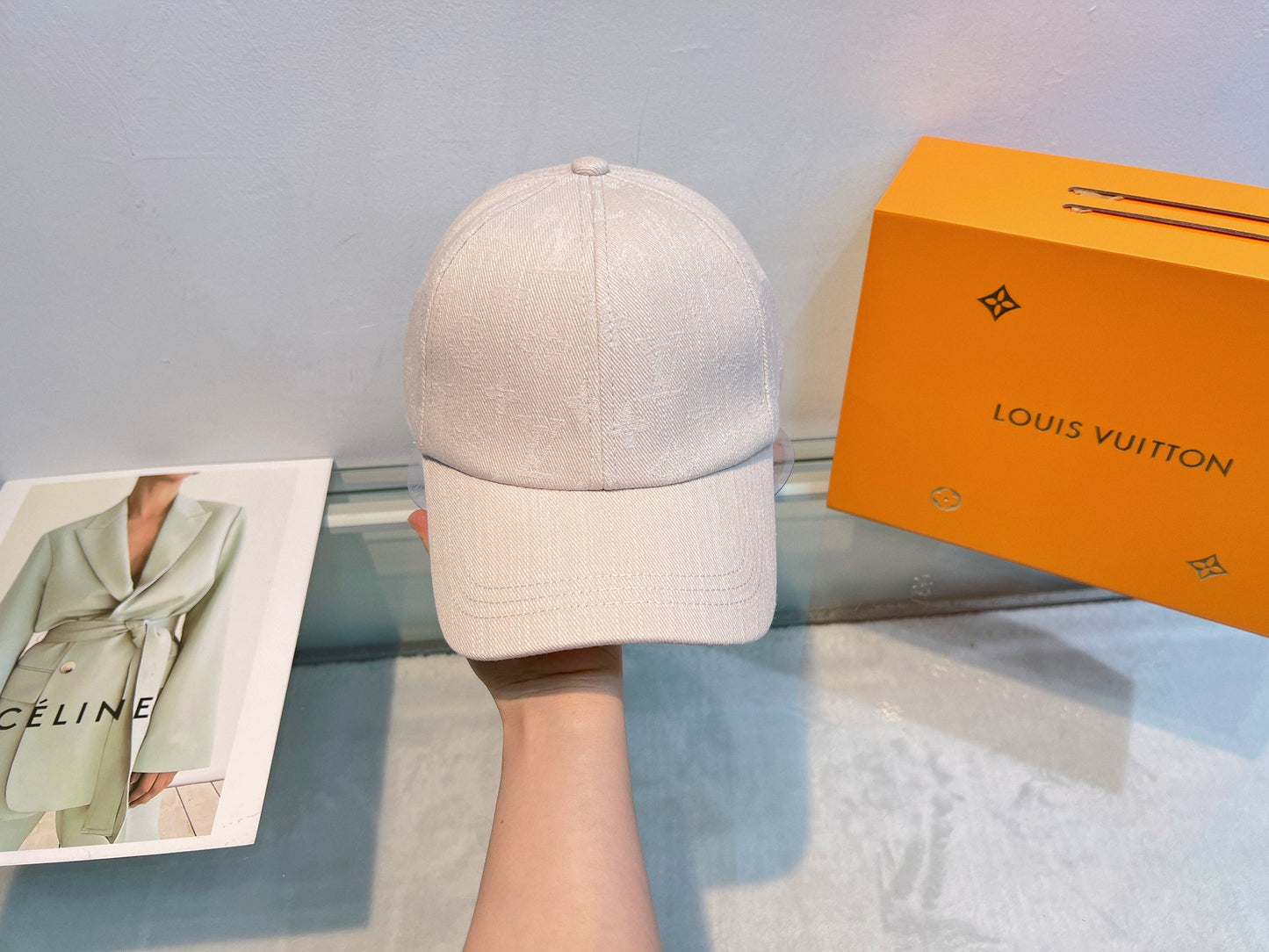 hat/ model: T1