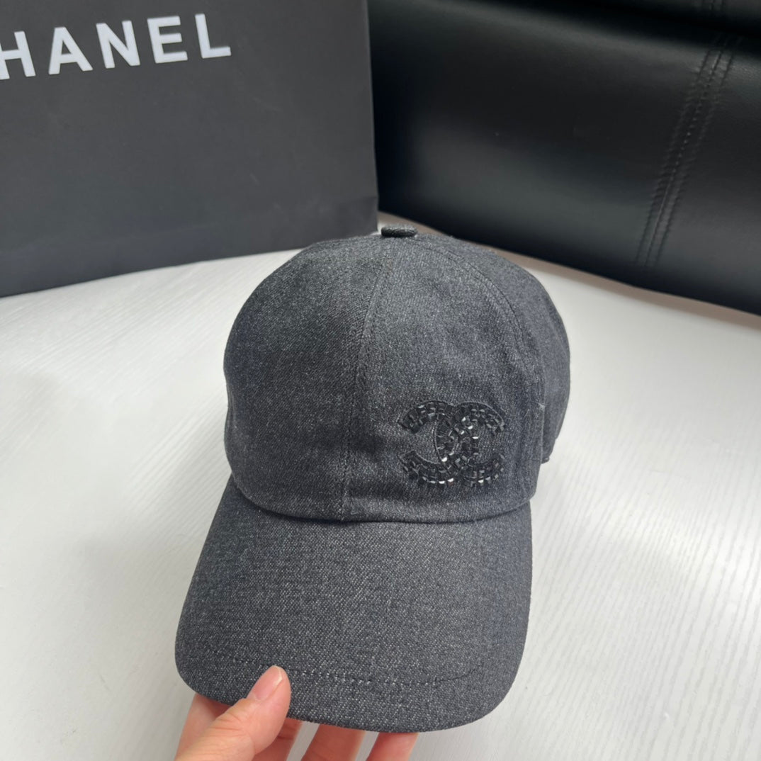 hat/ model: T4