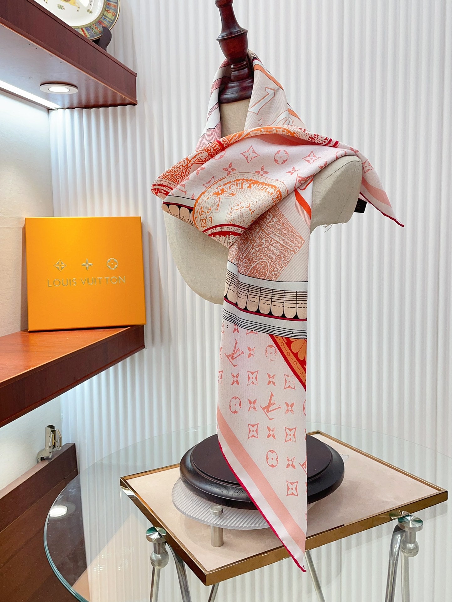 scarf/model: T57