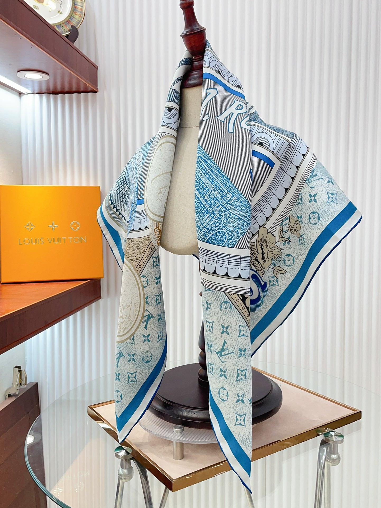 scarf/model: T57