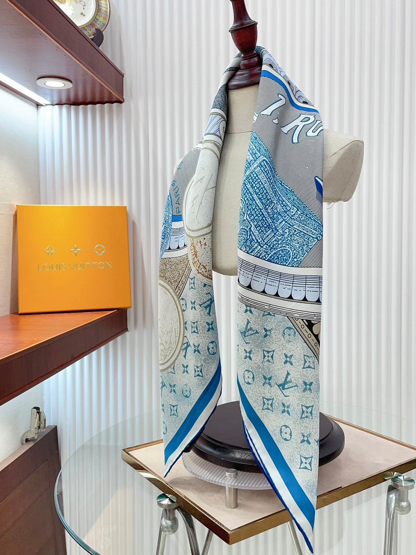 scarf/model: T57