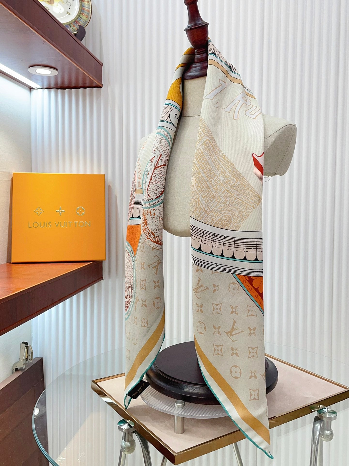 scarf/model: T57