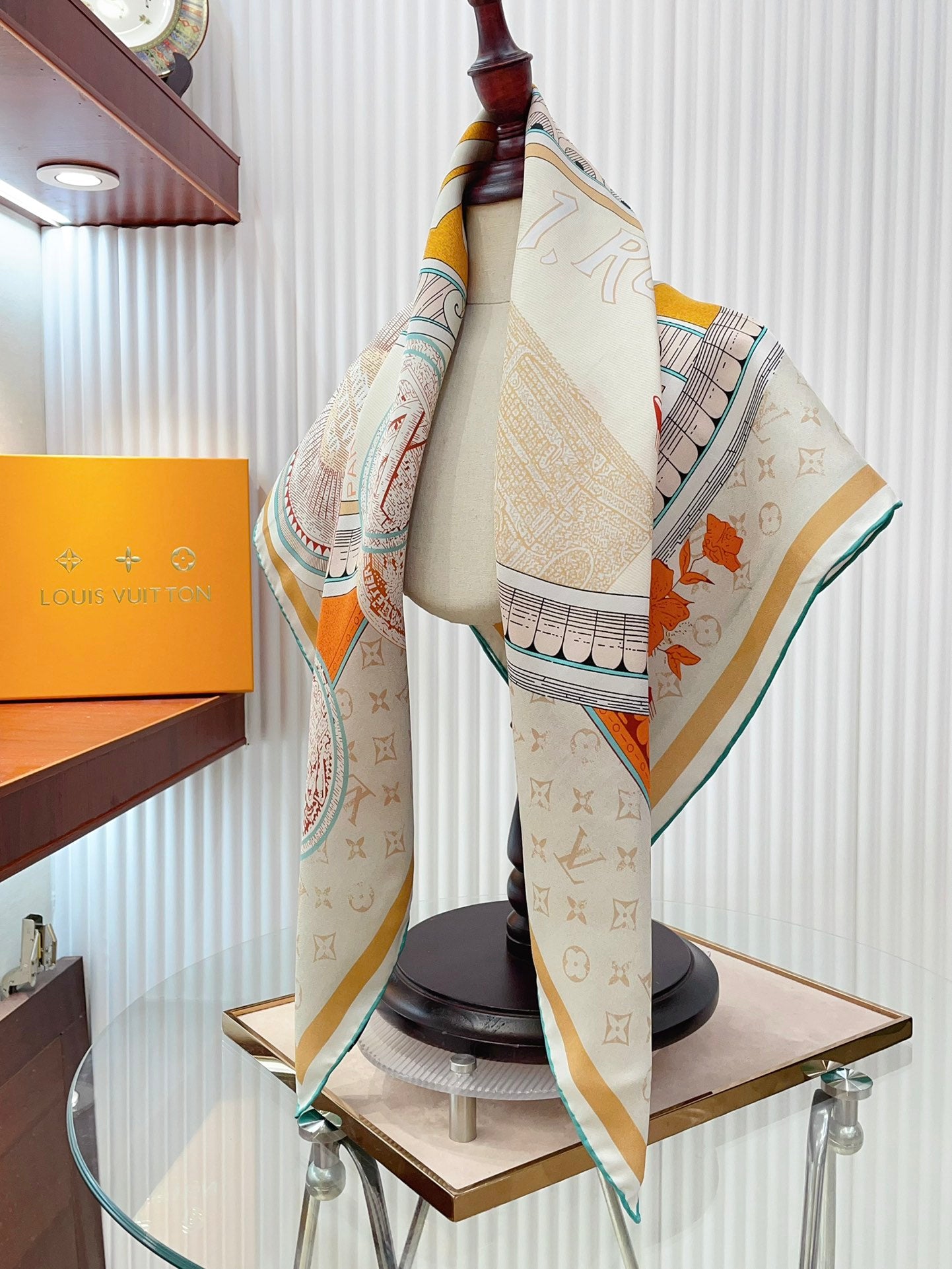 scarf/model: T57
