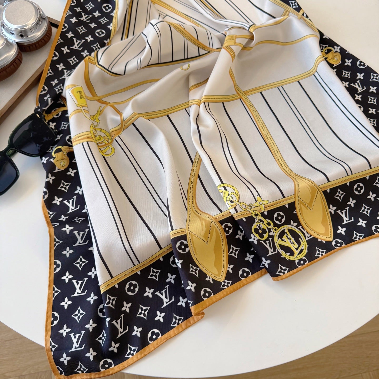 scarf/model: T58