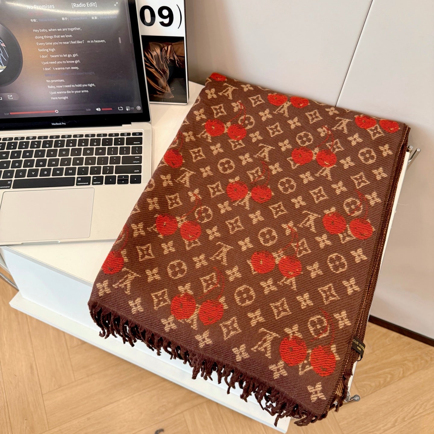scarf/model: T73