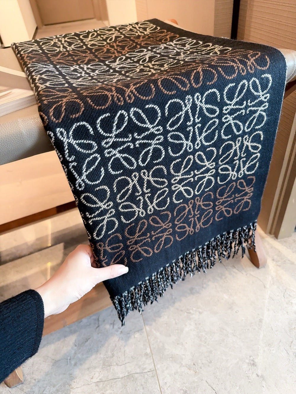 scarf/model: T60