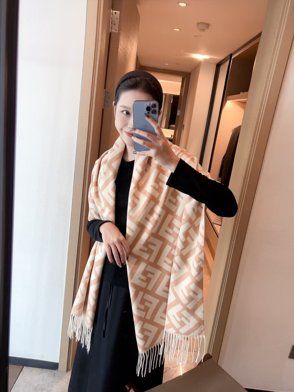 scarf/model: T69