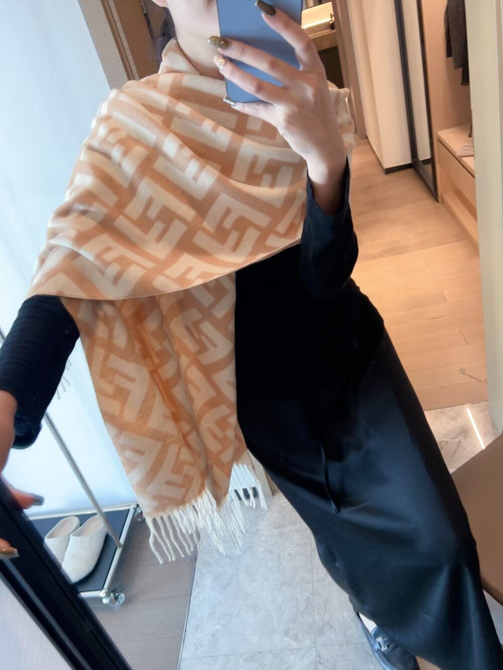 scarf/model: T69