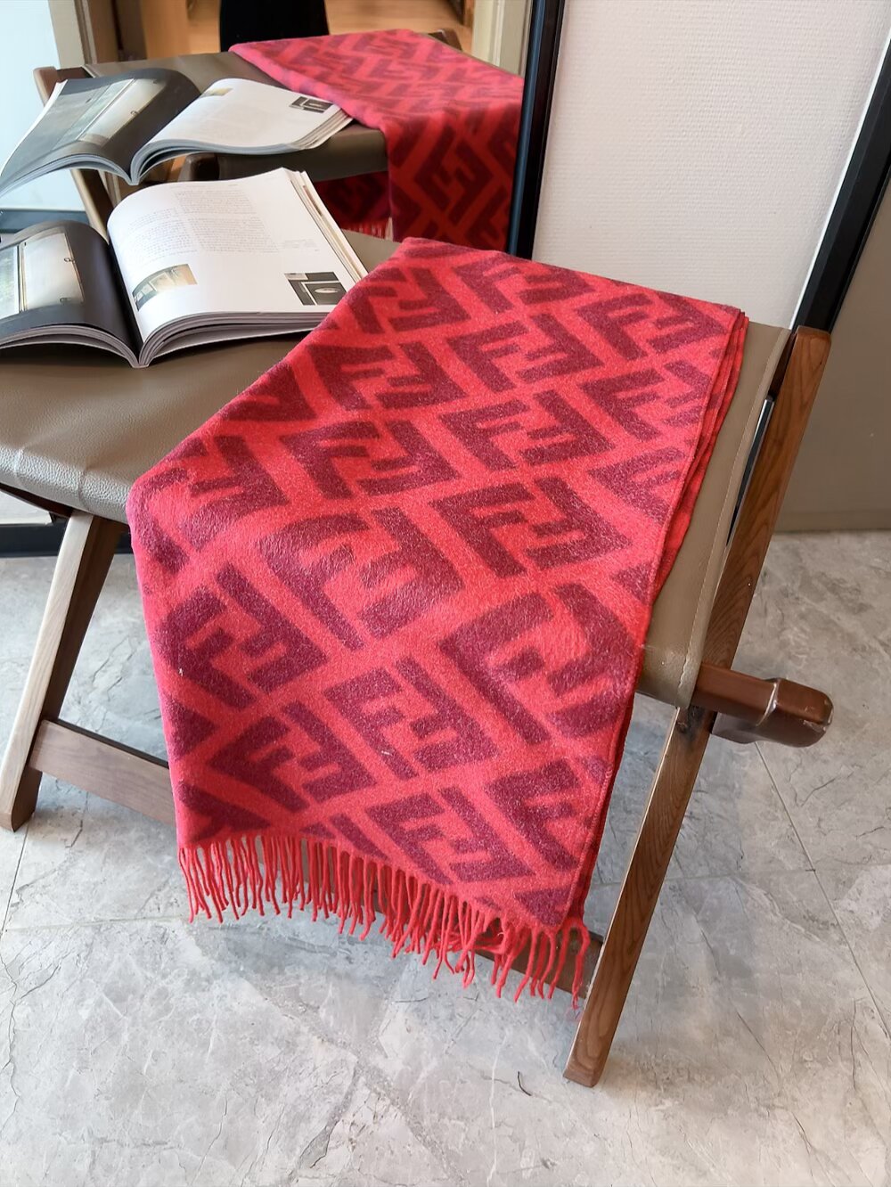 scarf/model: T69