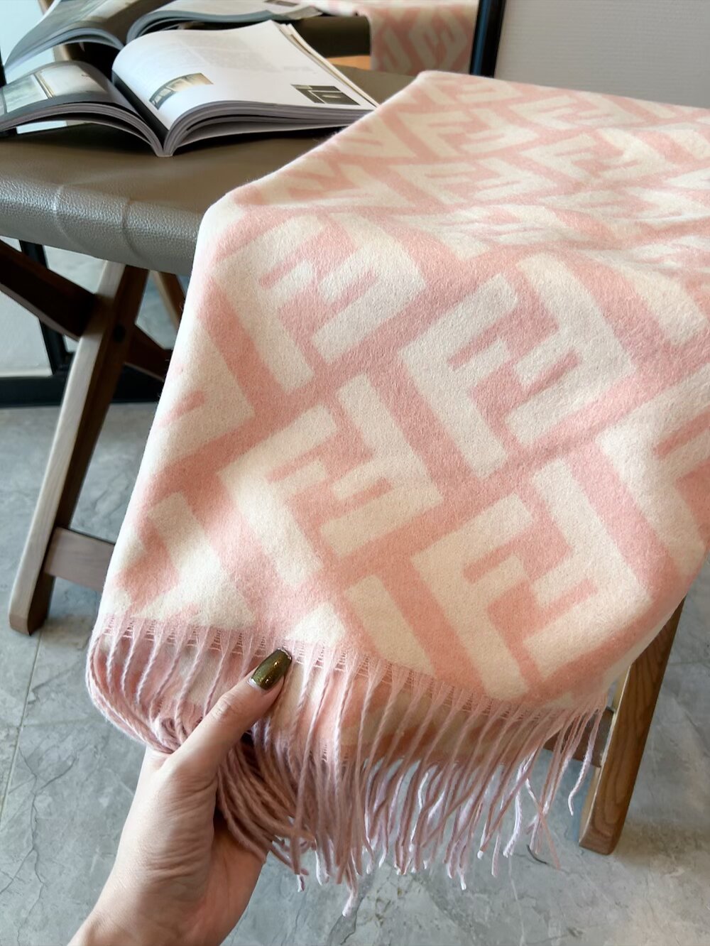 scarf/model: T69