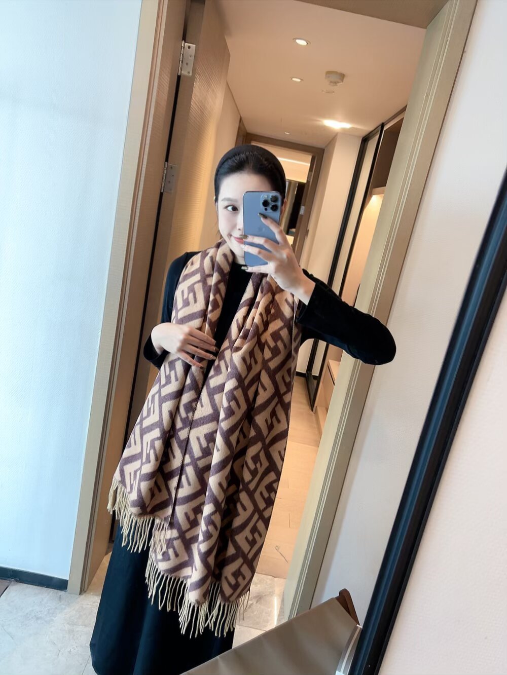 scarf/model: T69