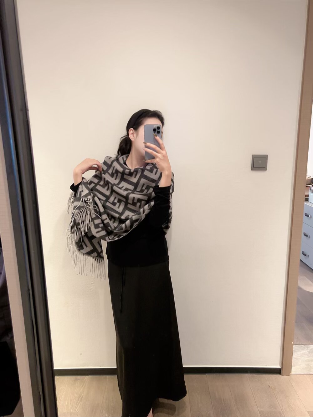 scarf/model: T69