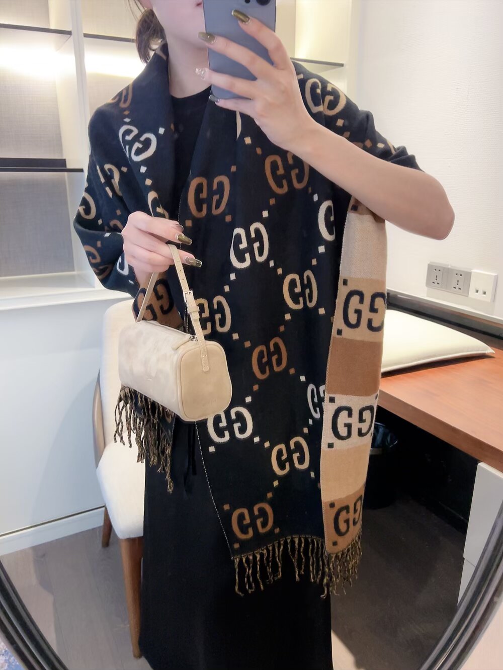 scarf/model: T77