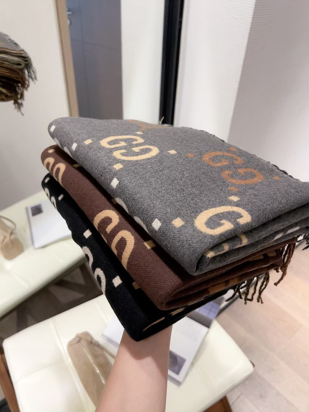scarf/model: T77
