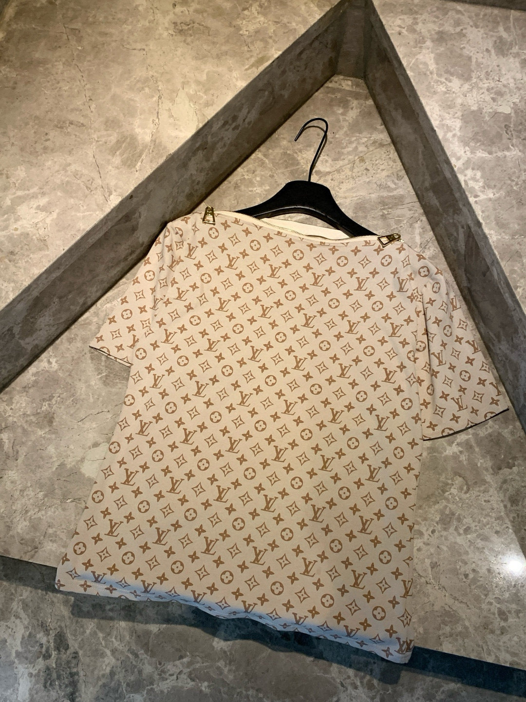 clothing/model: 972946